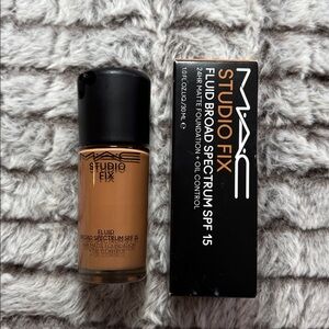 MAC Cosmetics Studio Fix Fluid Foundation SPF 15 - NC45